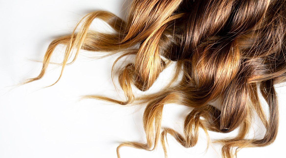 Nahaufnahme langer braun-blonder welliger Haare